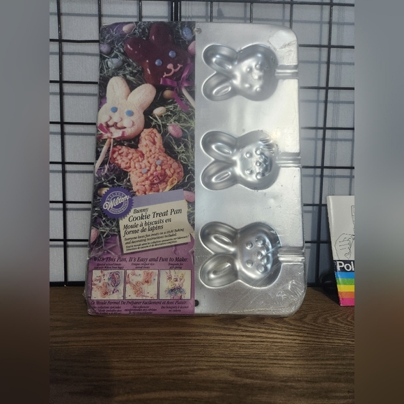 1996 Wilton Easter BUNNY Rice Crispy Treat COOKIE ON STICK Pan #2105-8106 NEW - Picture 1 of 4